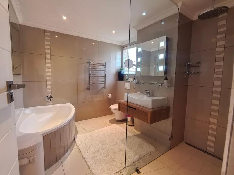 To Let 3 Bedroom Property for Rent in Green Point Upper Western Cape